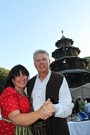 HB Brauereichef Möllermit Frau (li.), Referent für Arbeit und Wirtschaft der Landeshauptstadt München Dieter Reiter mit Frau (re) (©Foto: Martin Schmitz)